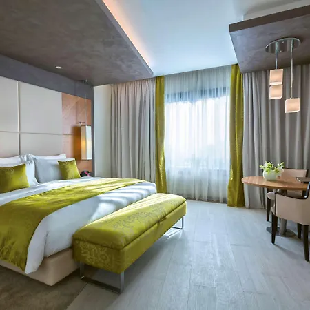 Moevenpick Hotel Du Lac Tunis Exterior photo A room at the hotel